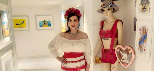 Stardesignerin Angelika Zwerenz mit ihrem Dirndlbikini