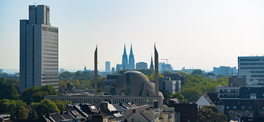 Kölner Dom im Hintergrund der Moschee