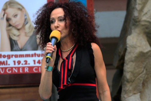 Mausi Lugner moderierte die Autogrammstunde