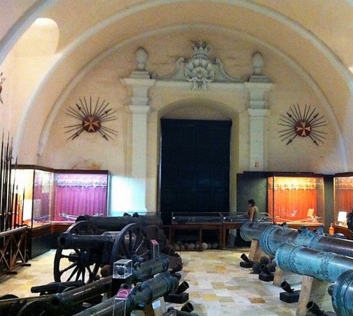 Ausstellungsraum mit Geschützen 