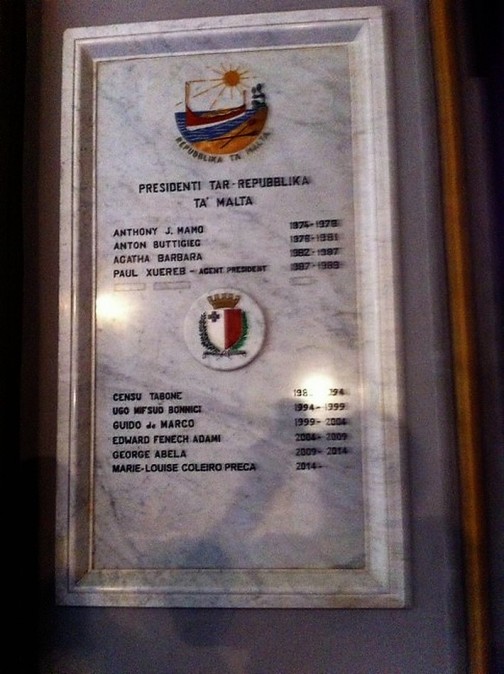 Eine Tafel mit den Namen sämtlicher Staatspräsidenten von Malta