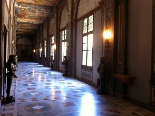 Weite Korridore mit prächtigen Wappen im Marmorboden
