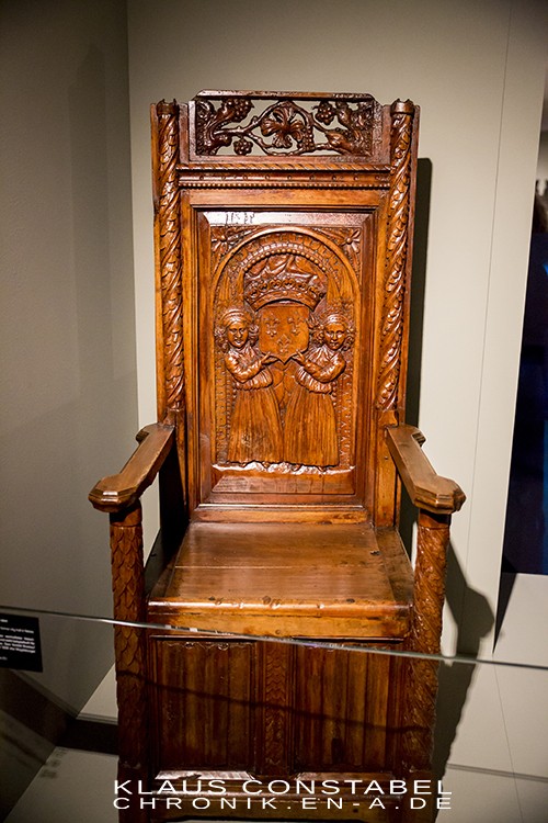 Gotischer Schöffenstuhl, um 1500.