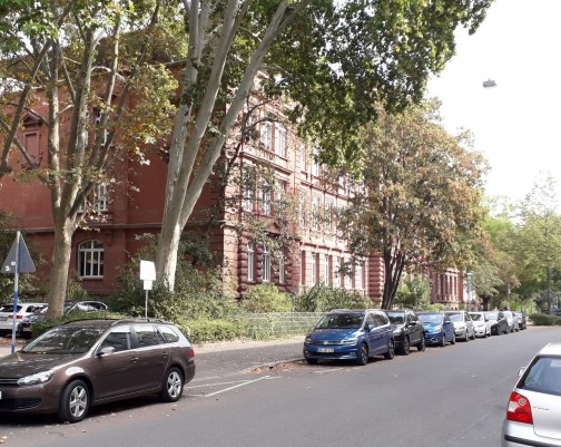 Das Liselotte-Gymnasium mittags um 13.00 Uhr