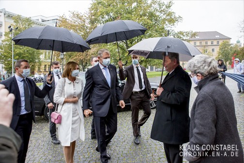 Das Eintreffen und Begrüßung des Preisträgers Klaus Iohannes - Staatspräsident der Republik Rumänien.