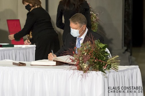 Der Staatspräsident der Republik Rumänium Klaus Iohannes trägt sich ins Goldene Buch der Stadt Magdeburg ein.